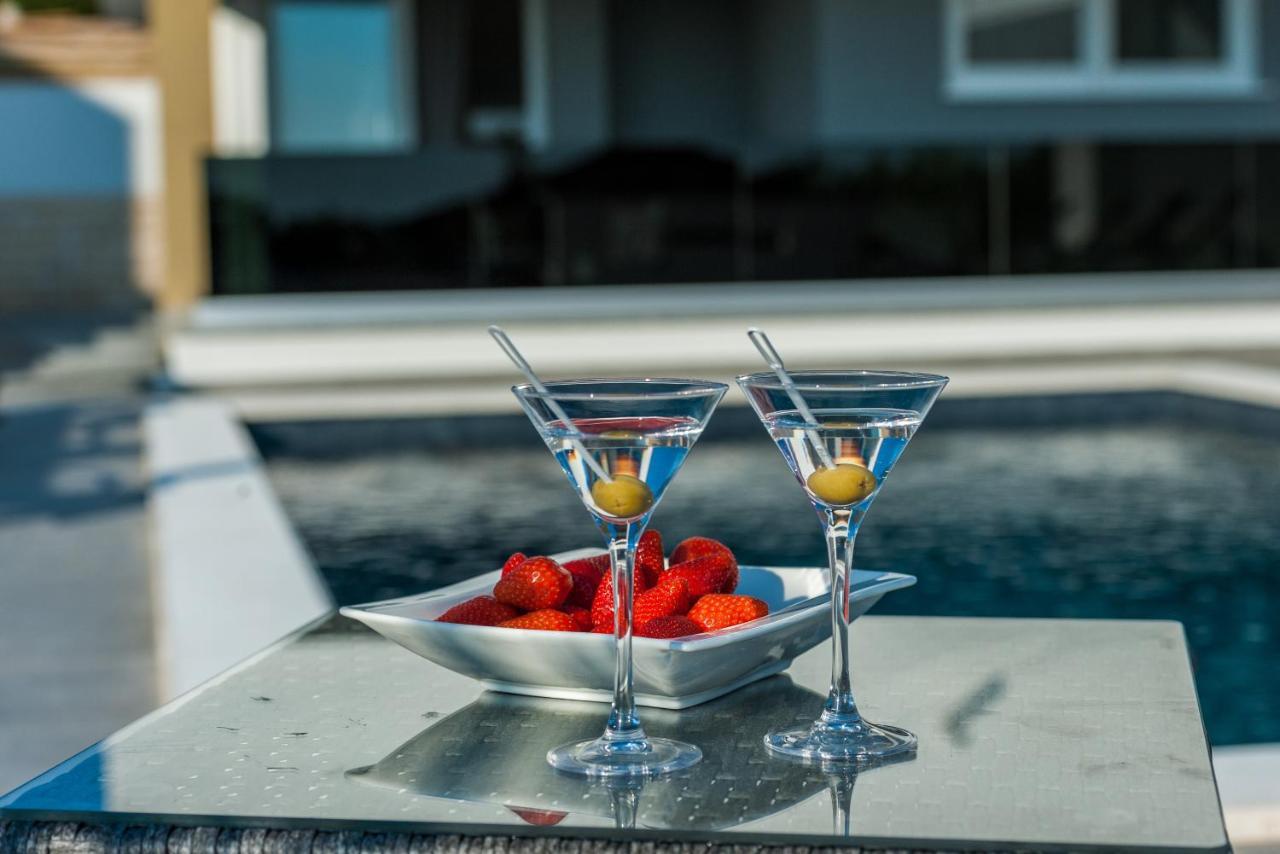 Magnifica With Pool Apartment