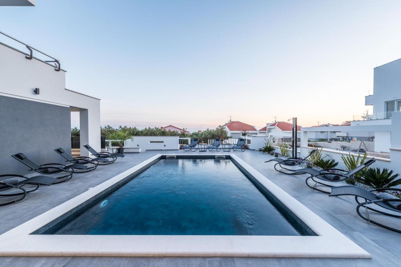 Magnifica With Pool Apartment