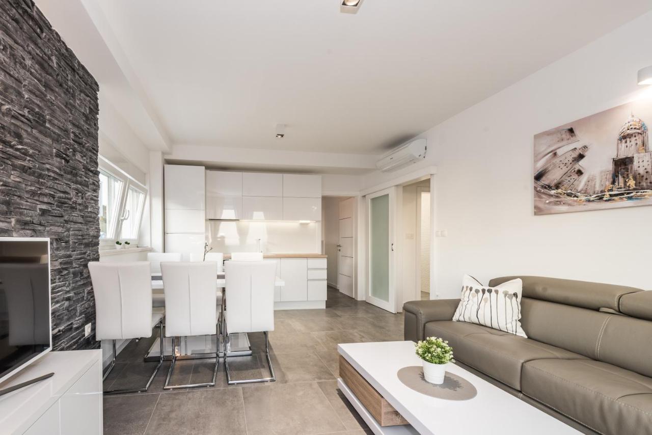 Magnifica With Pool Apartment