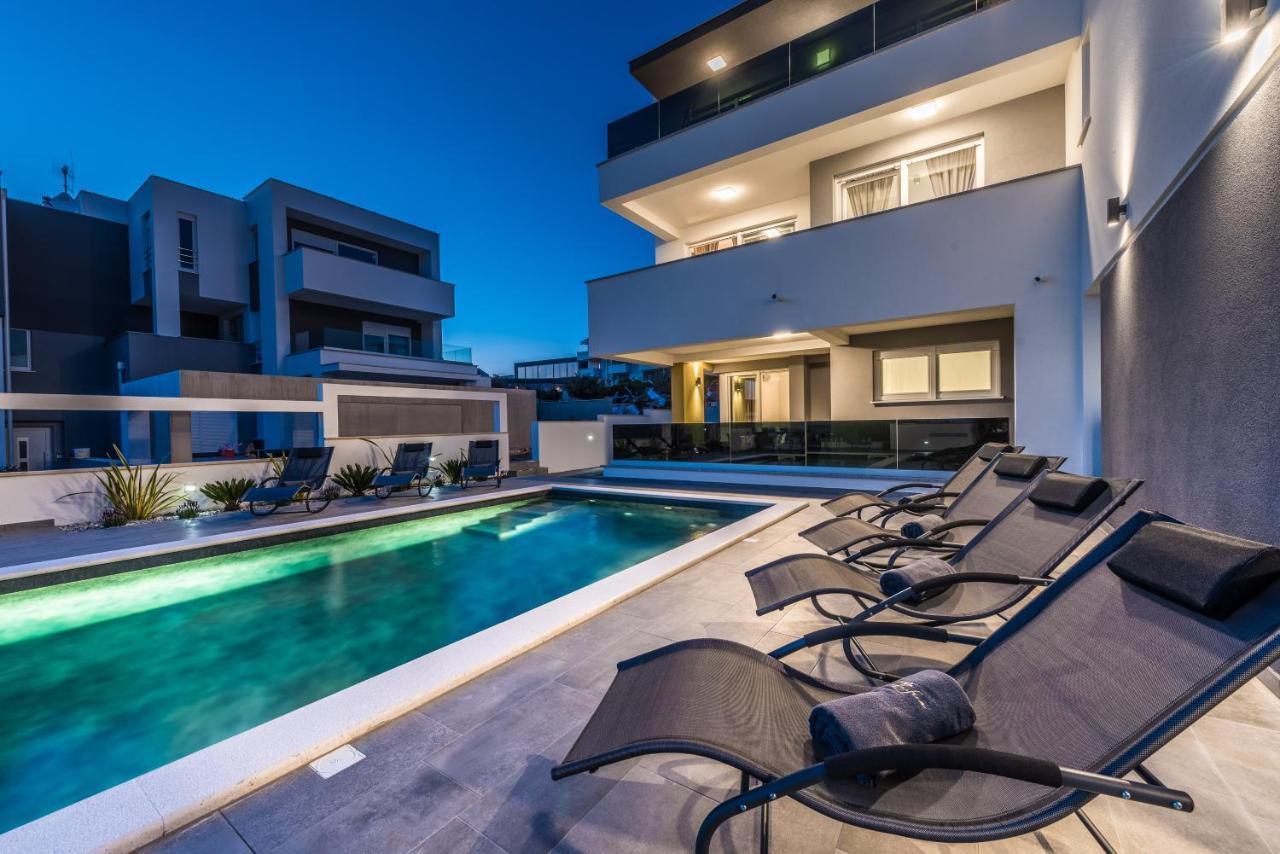 Magnifica With Pool Apartment