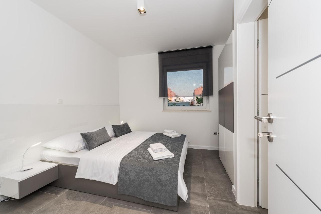 Apartment Magnifica With Pool Novalja