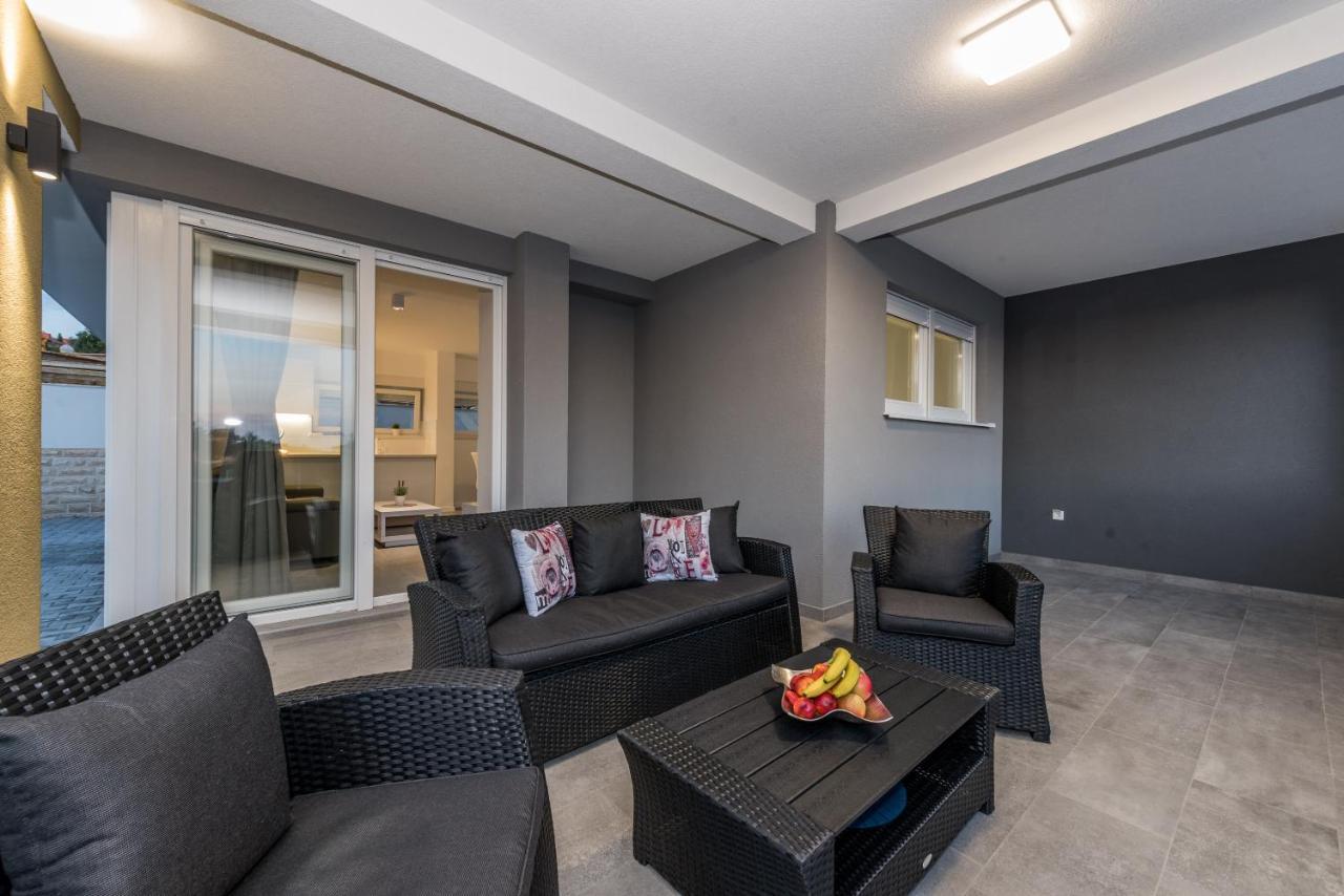 Magnifica With Pool Apartment